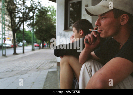 Jugendliche, die das Rauchen von Zigaretten, Poznan, Polen Stockfoto