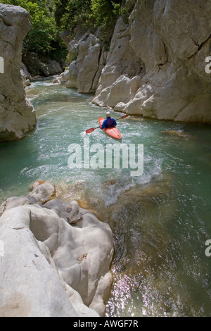 Kanu-Fahrer auf dem Fluss in den Canyon des Acheron Stockfoto