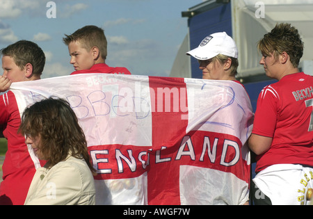 Wartet auf die Fans der englischen Nationalmannschaft nach London Luton Airport von Euro 2004 25. Juni zurück Stockfoto