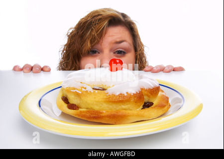 Junge Frau starrte auf dänische Brötchen-Diät-Konzept Stockfoto