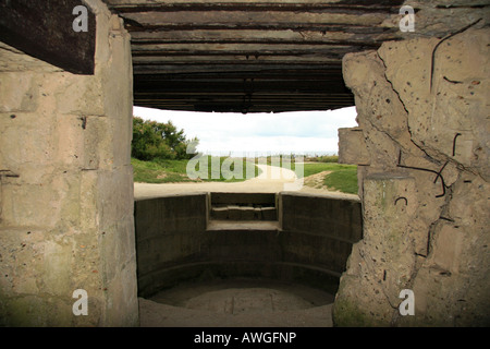 Der Blick aus dem Inneren einer Artillerie-Ummantelung am Point du Hoc Blick auf Englich Kanal. Stockfoto