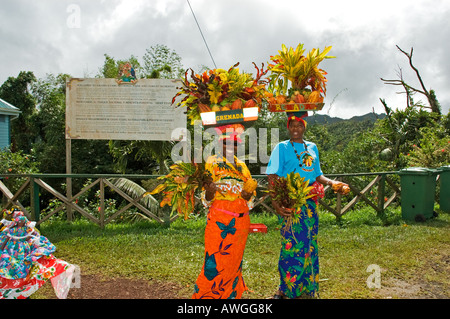 Zwei bunte Grenada Frauen anzeigen auf ihre Köpfe, Grand Etang Visitor Centre, Grenada lokale produzieren Stockfoto