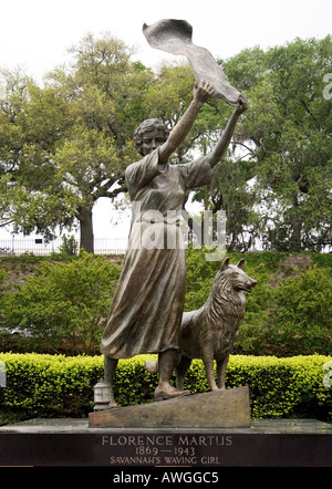 Eine Bronzestatue von Florence Martus, Savannahs „Waving Girl“ (1869–1943), würdigt ihre jahrzehntelange Begrüßung vorbeifahrender Schiffe mit einer freundlichen Welle. Stockfoto