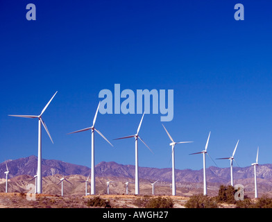 Eine Windmühle-Farm in der Wüste in der Nähe von Palm Springs Kalifornien Stockfoto