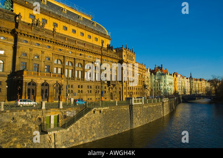 Riverside Moldau mit Nationaltheater in Prag Tschechische Republik Stockfoto