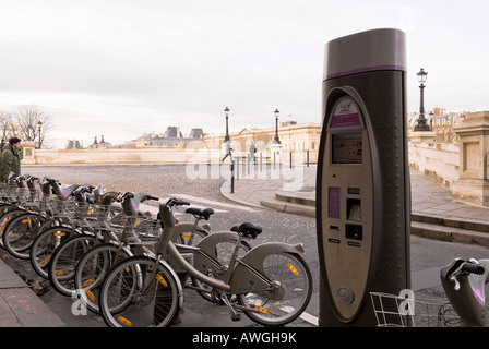 Velib Zyklus Regelung am Quai de L'Horloge, Île De La Cité bei Pont Neuf gegenüber dem Palais de Louvre in Paris Stockfoto