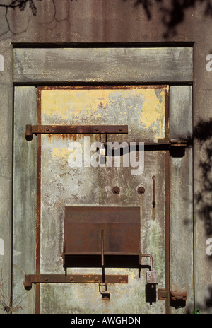 Vorhängeschloss auf Lagergebäude Stockfoto