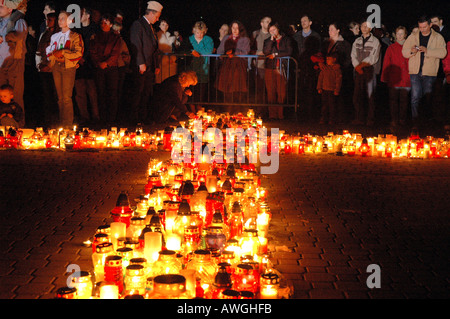 Warschau, Polen. Trauer nach dem Tod von Johannes Paul II. Pilsudski-Platz nach Papst Beerdigung. Stockfoto