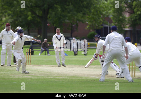 Schlagmann vermeidet knapp gefangen in einem Cricket-Match-UK Stockfoto