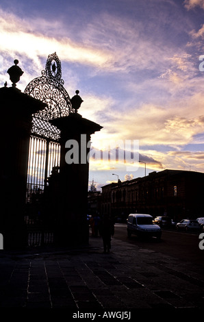 Silhouette Tore aus dem 17. Jahrhundert Kathedrale in der kolonialen Stadt Morelia Michoacan Staat Mexiko Stockfoto