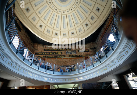 USA, Massachusetts, Boston, Faneuil Hall Marketplace, Quincy Market, Menschen, die an den Tischen im Food-Court unter großen atrium Stockfoto