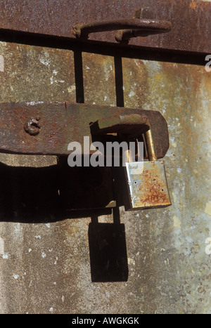 Vorhängeschloss auf Lagergebäude Stockfoto