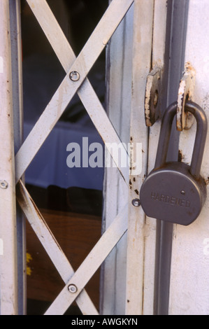 Vorhängeschloss auf Lagergebäude Stockfoto