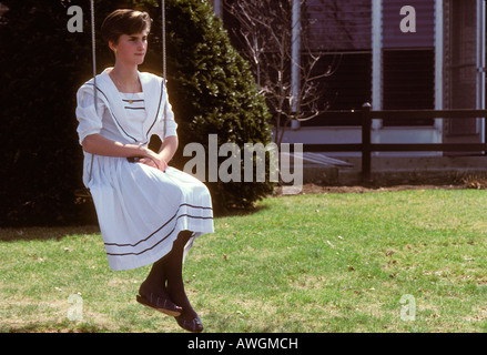 junge Teenager-Mädchen auf Garten Schaukel Stockfoto