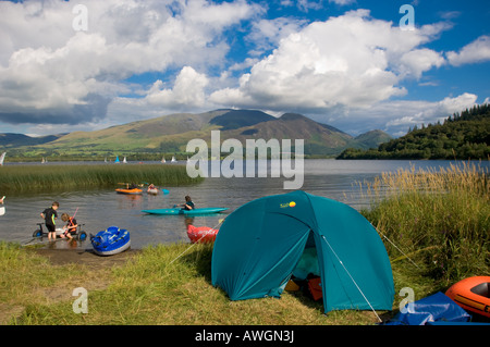 Kajakfahrer auf dem Bassenthwaite-See mit Skiddaw-Berg in der Ferne und einem grünen Zelt am Seeufer im Vordergrund. UK Stockfoto