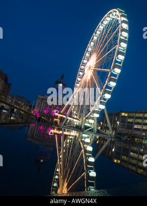 Ein Spiegelbild Reflexion der Sozialwohnung und Nottingham Auge, in den Brunnen der Market Square Nottingham East Midlands UK Stockfoto