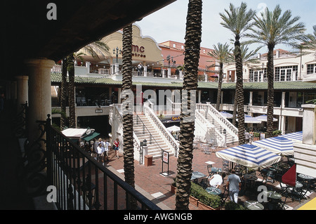 USA, Florida, Miami, CocoWalk Einkaufszentrum im Herzen von Coconut Grove Village Stockfoto