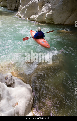 Kanu-Fahrer auf dem Fluss in den Canyon des Acheron Stockfoto