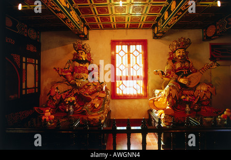 Hong Kong, Big Buddha und Po Lin Monastery, Bodhisattvas - Statuen der heiligen buddhistischen, beiderseits des Klosters Fenster Stockfoto