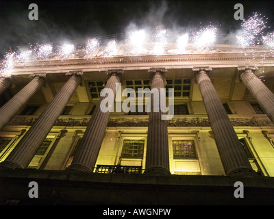 Feuerwerk auf der Oberseite der Sozialwohnung Licht nachts am 8. Februar in Nottingham Stadtzentrum, East Midlands, UK Stockfoto