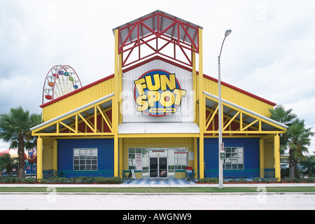 USA, Florida, Orlando, Del Verde Weg, Fun Spot Action Park, Fassade und Eingang des modernen Gebäudes grell gefärbten Stockfoto