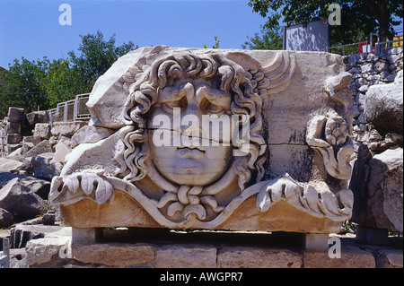 Türkei, Ägäis, Didyma, Tempel des Apollo, geschnitzte Relief der Kopf der Medusa mit Serpentin locken Stockfoto