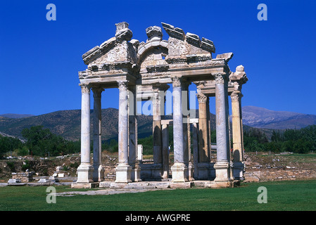 Türkei, Ägäis, Aphrodisias, Tetrapylon, 2. Jahrhundert Gateway mit vier Gruppen von korinthischen Säulen rekonstruiert Stockfoto