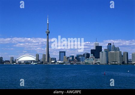 Torontos CN Tower dominiert die Skyline der Stadt, hier aus über das Wasser zu sehen. Stockfoto