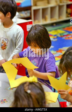 Mitarbeiter in Garden Grove Kalifornien Boys and Girls Club arbeiten mit Kleinkinder in Tag Intensivstation und ältere Kinder im Club sett Stockfoto