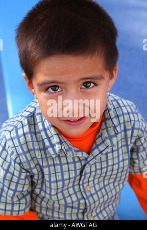 Mitarbeiter in Garden Grove Kalifornien Boys and Girls Club arbeiten mit Kleinkinder in Tag Intensivstation und ältere Kinder im Club sett Stockfoto