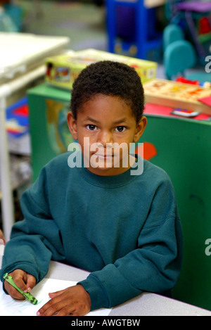 Mitarbeiter in Garden Grove Kalifornien Boys and Girls Club arbeiten mit Kleinkinder in Tag Intensivstation und ältere Kinder im Club sett Stockfoto