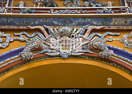 Detail des HIEN NHON Tores vor den Toren kaiserliche Stadt HUE, VIETNAM Stockfoto