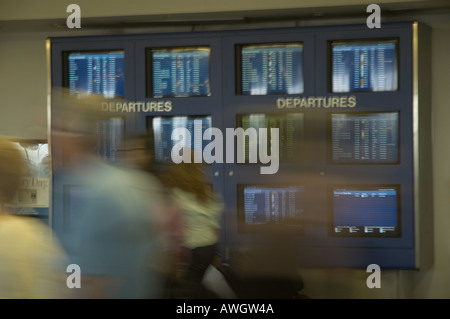 Eilige Reisende passieren Flugpläne in Detroit, Michigan. Stockfoto