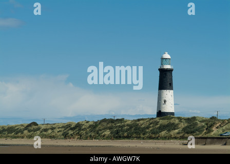 Dünen und verschmähen Point Lighthouse gegen blauen Himmel, East Yorkshire, UK Stockfoto