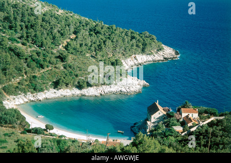 Kroatien, Dalmatien, Hvar, Häuser mit Blick auf sauberen, Strand, umgeben von zerklüfteten Küste mit Vegetation, Klippen Stockfoto