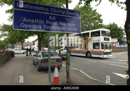 Verkehr-Warteschlange verursacht durch Busspur arbeitet auf der A6 in Bedford UK Stockfoto