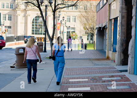 Frau Freundinnen gehen auf Bürgersteig Macon Georgia USA Stockfoto