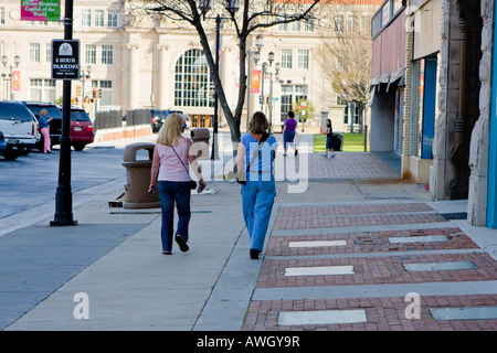 Frau Freundinnen gehen auf Bürgersteig Macon Georgia USA Stockfoto