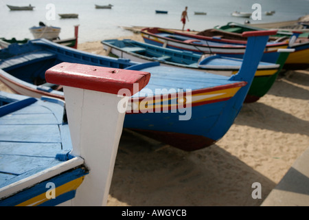 Bunt bemalten bunte Fischerboote am Strand von Alvor in Portugal s-Algarve-Küste. Stockfoto