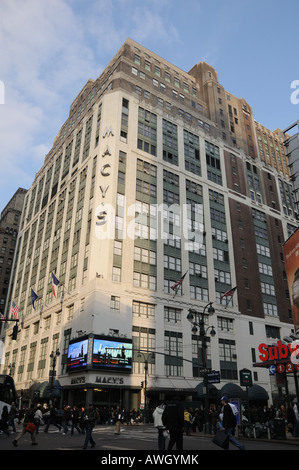 Macy's, New York Citys berühmten Kaufhäuser, liegt an der Ecke der 34th Street und Seventh Avenue in Manhattan. Stockfoto