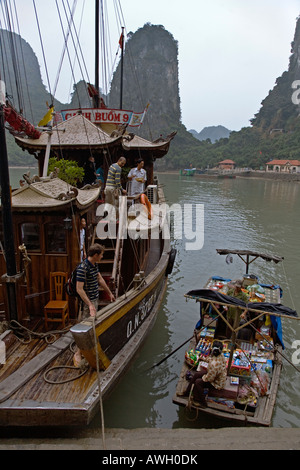 Touristen an Bord einer DSCHUNKE HANDCRAFTED inspizieren produzieren Boot auf HALONG Bucht VIETNAM Stockfoto