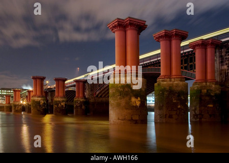 Blackfriars Schiene Brücke über die Themse bei Nacht. London, England, Vereinigtes Königreich Stockfoto