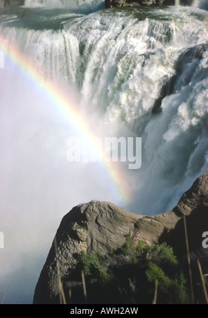 Ein schönes Bild der Natur in einem seiner "reinen und starke Formen. Schweben über die Fälle einen Regenbogen entsteht im Nebel. Stockfoto