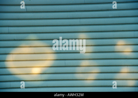 Schatten-Muster auf Horizontal-Jalousien Stockfoto