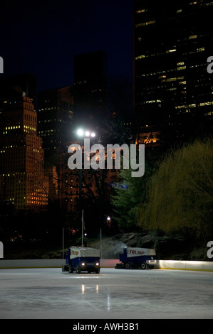 Zamboni-Maschine Oberflächenersatz das Eis von den Wollman Rink im Central Park New York USA, November 2004 Stockfoto