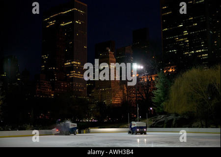 Zamboni-Maschine Oberflächenersatz das Eis von den Wollman Rink im Central Park New York USA, November 2004 Stockfoto