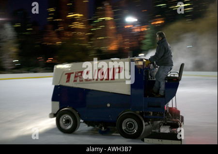 Zamboni-Maschine Oberflächenersatz das Eis von den Wollman Rink im Central Park New York USA, November 2004 Stockfoto