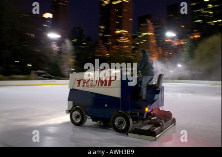 Zamboni-Maschine Oberflächenersatz das Eis von den Wollman Rink im Central Park New York USA, November 2004 Stockfoto