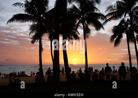 Sonnenuntergang am Waikiki Beach in Honolulu, Hawaii. Stockfoto