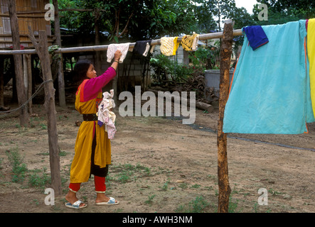 1, 1, Lisu Mädchen, pubertierende, Wäsche Waschen, Trocknen von Kleidung, ethnische Minderheit, Hill Tribe, Provinz Chiang Mai, Thailand, Südostasien, Asien Stockfoto